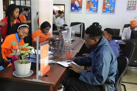 Mozambican customers register for telecommunication services at a branch of Movitel (a joint venture between Viettel from Vietnam and SPI from Mozambique) in Matola province. (Photo: VNA)