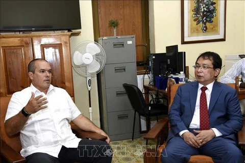 VNA Deputy General Director Nguyen Tuan Hung (right) and President of Prensa Latina Luis Enrique Gonzalez Acosta at their meeting in Havana (Photo: VNA)