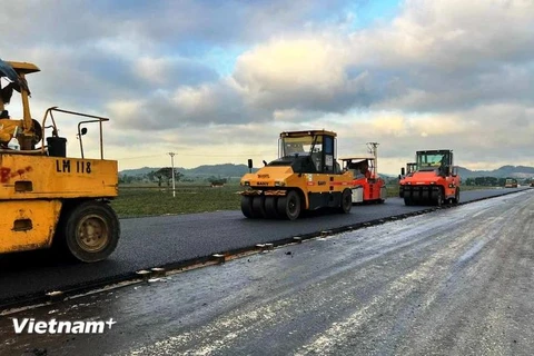 A stretch of the eastern wing of the North - South Expressway is covered with asphalt. (Photo: VietnamPlus)