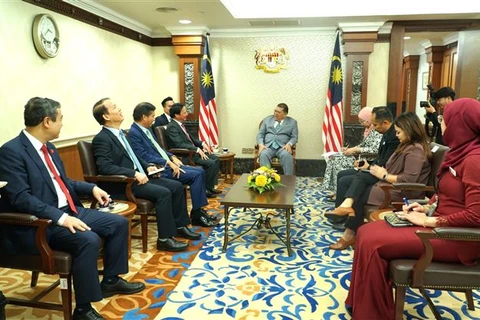 At the meeting between NA Vice Chairman Nguyen Khac Dinh and Speaker of the Malaysian House of Representatives Johari Bin Abdul in Kuala Lumpur on August 9 (Photo: VNA)