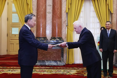 Party General Secretary and State President To Lam (left) receives the credentials from Argentinian Ambassador Marcos Antonio Bednarski on August 12. (Photo: VNA)