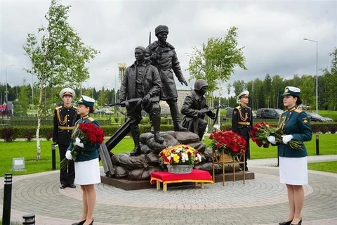 The monument depicts three Vietnamese soldiers standing guard in a defensive position to protect Moscow. (Photo: VNA)