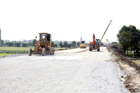 A road project using public investment in Kim Thanh district, Hai Duong province. The Ministry of Transport plans to disburse a sum worth 75.824 trillion VND (3.03 billion USD) or 98.5% of the allocated public investment to the ministry this year. (Photo: VNA)