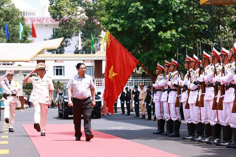 PM Pham Minh Chinh visits the Department of Public Security of Dak Lak province on August 18. (Photo: VNA)