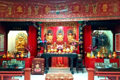 An altar inside the Phap Xuat Duy Giac pagoda in Hong Kong. (Photo: VNA)