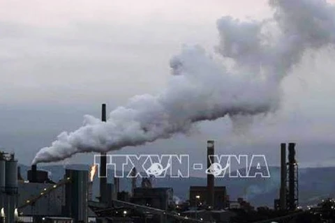 Smoke released from a factory in Australia (Illustrative photo: Getty Images/VNA)