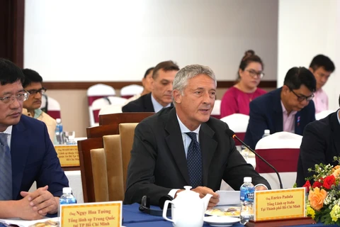 Consul General of Italy in HCM City Enrico Padula (centre) speaks at the meeting with Tay Ninh officials on August 22. (Photo: VNA)