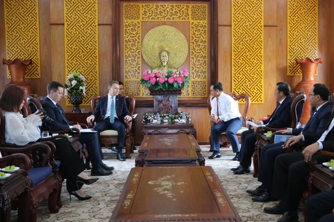 The meeting between Chairman of the Long An provincial People’s Council Nguyen Van Duoc (right) and Belarusian Consul General in Ho Chi Minh City Ruslan Varankou on August 22 (Photo: VNA)