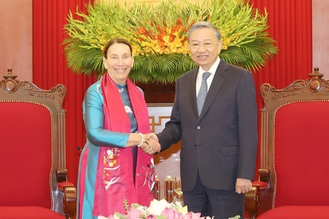 Party General Secretary and State President To Lam (right) welcomes President of the Australian Senate Sue Lines in Hanoi on August 27. (Photo: VNA)