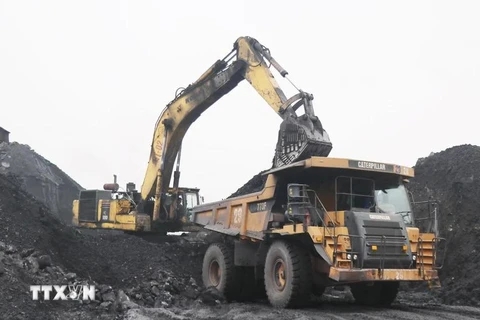 Coal is loaded onto a lorry at a mine of the Khanh Hoa coal company, a subsidiary of Vinacomin. (Illustrative photo: VNA)