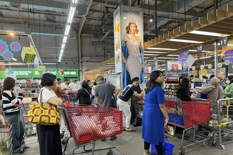 Indonesian people shop at the Grand Lucky supermarket. (Photo: VNA)