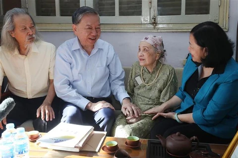 Party General Secretary and President To Lam (second from left) talks to Nghiem Thuy Bang, wife of late musician Van Cao, on September 2. (Photo: VNA)