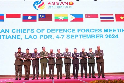 Heads of delegations pose for a group photo at the 21st ASEAN Chiefs of Defence Forces Meeting (ACDFM-21) in Vientiane, Laos, on September 5. (Photo: VNA)