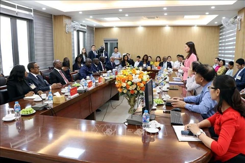 The meeting between the Guinea-Bissau delegation and the Field Crops Research Institute in Hai Duong province on September 6 (Photo: VNA)