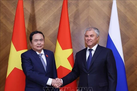 Chairman of the Vietnamese National Assembly Tran Thanh Man (left) and Chairman of the State Duma of the Federal Assembly of the Russian Federation Vyacheslav Victorovich Volodin at their meeting in Moscow on September 9. (Photo: VNA)