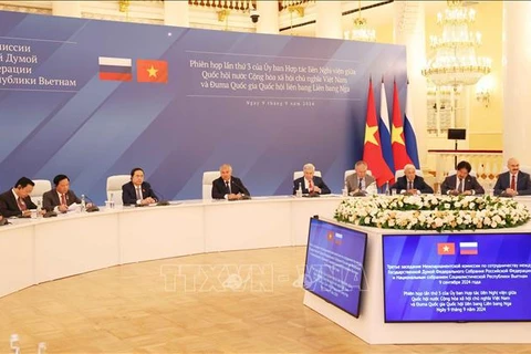 Chairman of the Vietnamese National Assembly Tran Thanh Man (third from left) and Chairman of the State Duma of Russia Vyacheslav Victorovich Volodin (fourth from left) co-chair the third session of the Inter-Parliamentary Cooperation Committee in Moscow on September 9. (Photo: VNA)