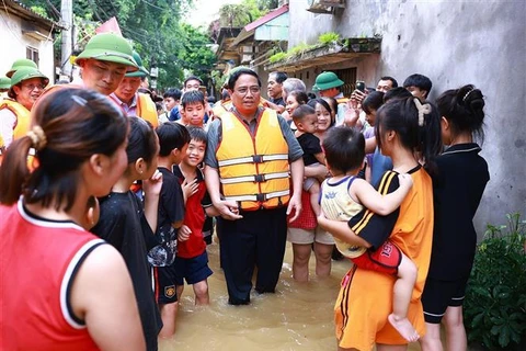 PM Pham Minh Chinh visits residents in flood-hit Van Ha commune of Viet Yen township, Bac Giang province, on September 10. (Photo: VNA)