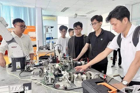 Students in a practice session at the Saigon Hi-tech Park Training Centre of Ho Chi Minh City (Illustrative photo: VNA)