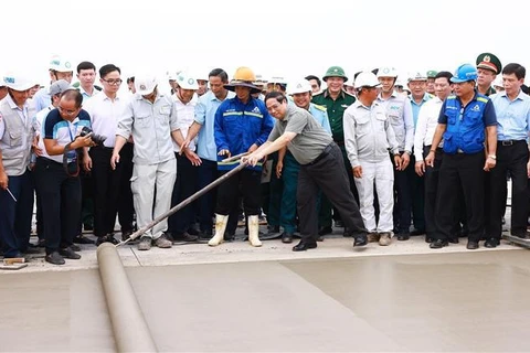 PM Pham Minh Chinh joins workers at the Long Thanh International Airport project in Dong Nai province on September 24. (Photo: VNA)