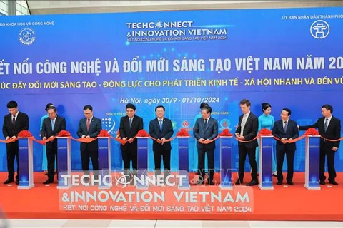 Delegates cut the ribbon to open the Techconnect and Innovation Vietnam 2024 in Hanoi on September 30. (Photo: VNA)