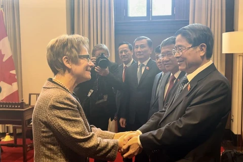 NA Vice Chairman Nguyen Duc Hai (right) meets with Speaker of the Canadian Senate Raymonde Gagne in Ottawa on October 1. (Photo: VNA)