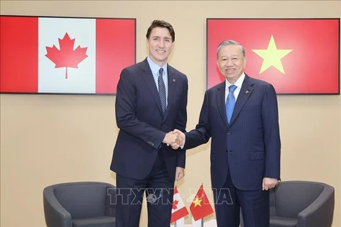 Party General Secretary and State President To Lam (right) meets with Canadian Prime Minister Justin Trudeau in Paris on October 5. (Photo: VNA)