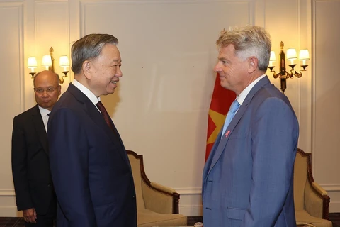 General Secretary of the Communist Party of Vietnam (CPV) Central Committee and State President To Lam (left) meets with National Secretary of the French Communist Party (PCF) Fabien Roussel in Paris on October 7. (Photo: VNA)