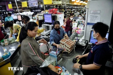 Consumers shop at a supermarket in Bangkok, Thailand. (Illustrative photo: AFP/VNA)