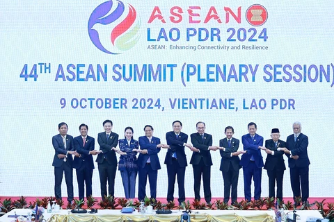 Vietnamese PM Pham Minh Chinh (fifth from left) and other heads of delegations pose for a group photo at the 44th ASEAN Summit in Vientiane on October 9. (Photo: VNA)