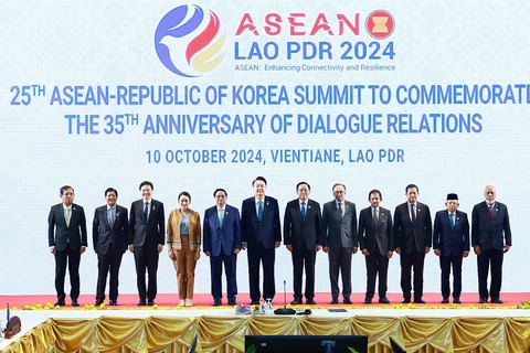 ASEAN and RoK leaders pose for a group photo at the 25th ASEAN-RoK Summit in Vientiane, Laos, on October 10. (Photo: VNA)