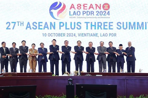 Vietnamese PM Pham Minh Chinh (fifth from left), other heads of ASEAN countries’ delegations, Chinese Premier Li Qiang (fifth from right), the RoK’s President Yoon Suk Yeol (sixth from left), Japanese PM Ishiba Shigeru (centre) at the 27th ASEAN Plus Three Summit in Vientiane on October 10. (Photo: VNA)