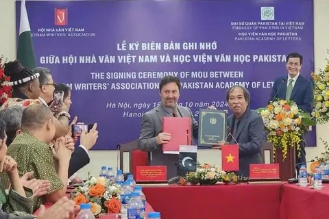 The MoU signing ceremony between the Vietnam Writers' Association and the Pakistan Academy of Letters in Hanoi on October 15 (Photo: sggp.org.vn)