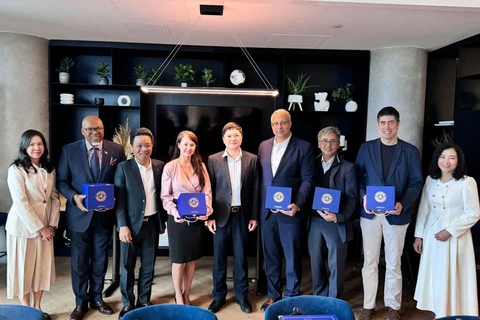 Representatives of the Hai Phong People’s Committee and the Canadian - ASEAN Business Council pose for a photo after singing a letter of intent. (Photo: VNA)