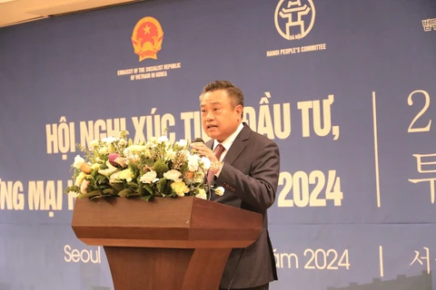 Chairman of the Hanoi People's Committee Tran Sy Thanh addresses the trade and investment promotion conference in Seoul on October 21. (Photo: VNA)