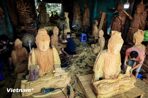 Son Dong sculptors instill soul into wooden statues