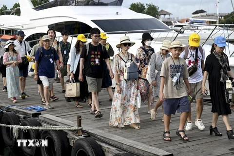 Visitors to Bali, Indonesia (Photo: AFP/VNA)