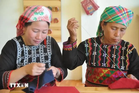 Xa Pho ethnic women work on brocade products in Nam Sai commune of Sa Pa township, Lao Cai province. (Photo: VNA)