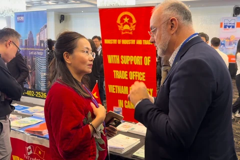 Tran Thu Quynh (left), trade counsellor of Vietnam in Canada, talks to Aref Salem, a Montreal City Councilor for Saint Laurent district, at the 2024 MIBIExpo. (Photo: VNA)