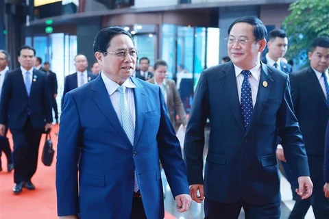 Vietnamese Prime Minister Pham Minh Chinh (left) and his Lao counterpart Sonexay Siphandone in Kunming city, China, on November 6. (Photo: VNA)