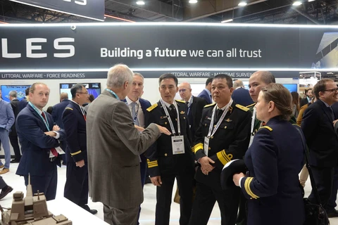 Members of the Vietnamese delegation listen to an expert from the Thales group introducing new naval weapons and technologies at Euronaval 2024. (Photo: VNA)