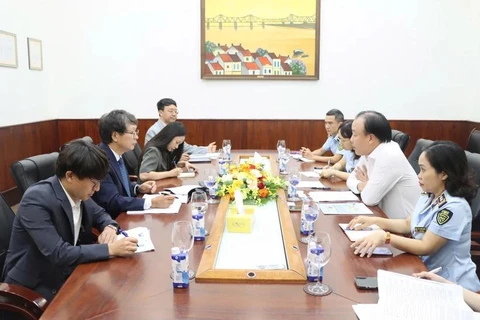 Officials of the Vietnam Directorate of Market Surveillance and the RoK side discuss measures for fighting counterfeits and intellectual property infringement. (Photo: VNA)