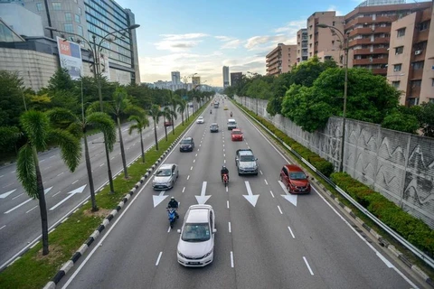 Vehicles move on a street in Kuala Lumpur, Malaysia. (Illustrative photo: Xinhua/VNA)