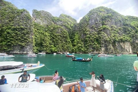 Tourists in Maya Bay of Thailand (Source: VNA)