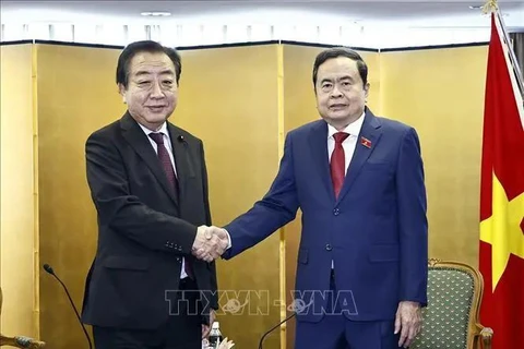 NA Chairman Tran Thanh Man (right ) and President of the Constitutional Democratic Party of Japan Noda Yoshihiko at their meeting in Tokyo on December 6. (Photo: VNA)