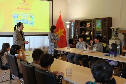 Des enfants participent au cours de vietnamien à l'ambassade du Vietnam au Danemark. Photo: VNA