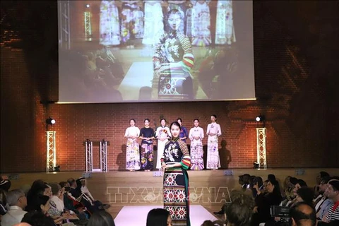 Présentation des créations respectueuses de l'environnement de l'ao dai, la tenue traditionnelle vietnamienne, à Londres. Photo: VNA