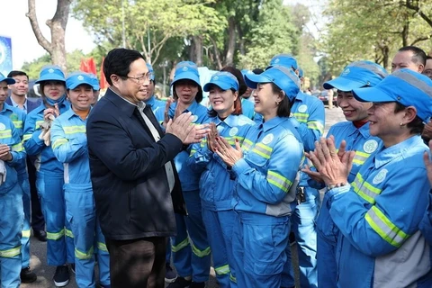 Le Premier ministre Pham Minh Chinh rend visite et adresse ses voeux du Tet à des ouvriers d'assainissement. Photo: VNA