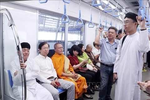 Les délégués expérimentent le service de la ligne n°1 du métro de Ho Chi Minh-Ville, le 8 juin. Photo : VNA