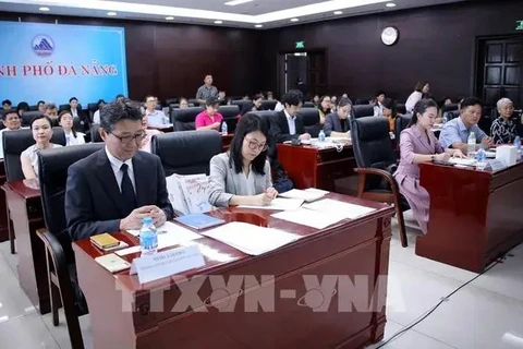 Des délégués assistent au colloque. Photo: VNA