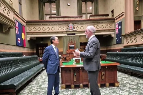 L'ambassadeur vietnamien en Australie, Pham Hung Tam (gauche), et le président de l'Assemblée législative Greg Piper. Photo: VNA